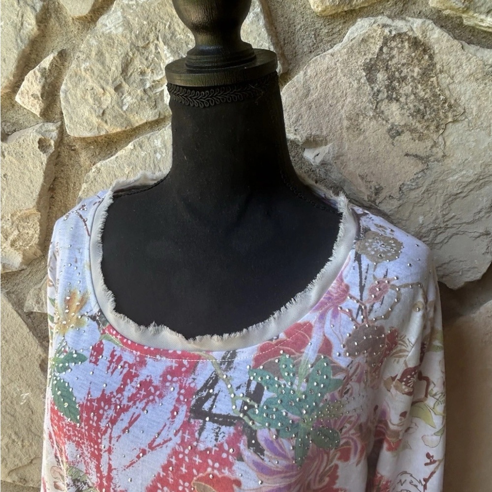 Gloria Vanderbilt T Shirt Medium Pink Floral Rhinestones Raw Edges Hi Lo NWOT - Picture 4 of 11